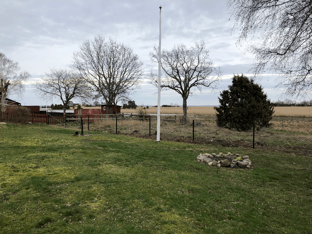 Poda grind med stenstolpar